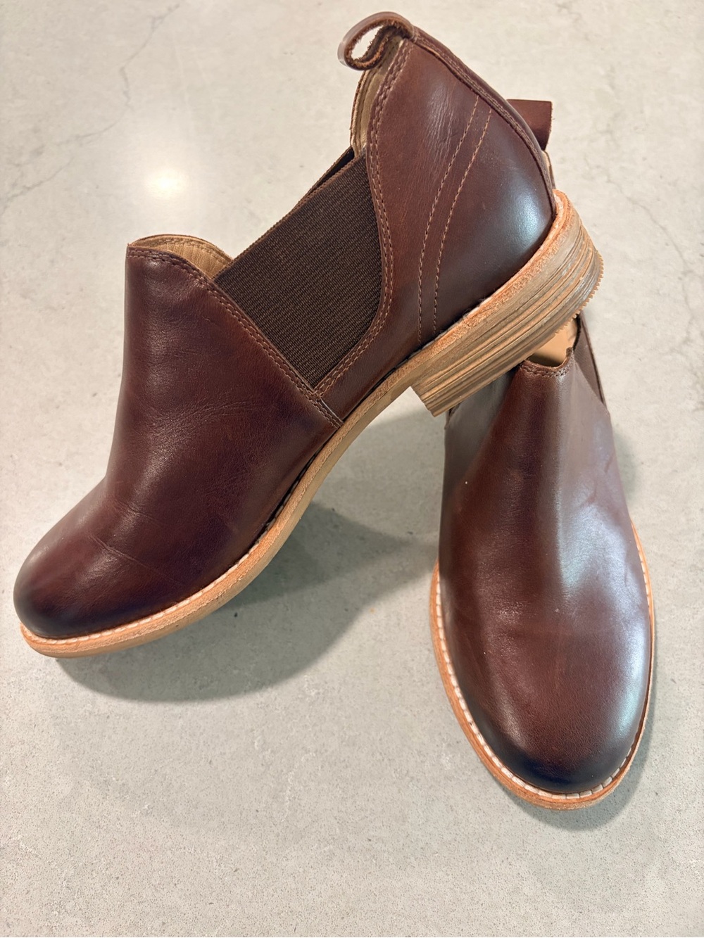 Clark's Women's Brown Leather Slip-On Ankle Bootie's size 7